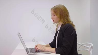 美丽的女<strong>办公室</strong>工人打字移动PC键盘<strong>办公室</strong>